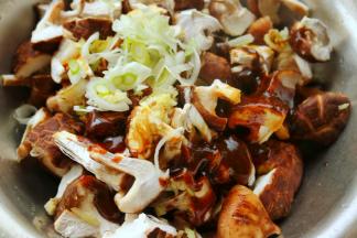 洗干净的香菇挤干水分，加入黑胡椒酱和孜然粉，以及适量葱姜末。