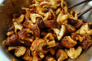 搅拌均匀，使酱汁和香菇充分混合，入味。