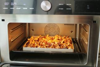 把烤盘放在美的蒸烤箱里中层的位置。