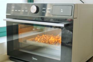 蒸烤箱选择石窖烘烤功能，不需要预热，直接230度烤30分钟。烤好的香菇口感筋道，香味扑鼻，比肉还好吃。