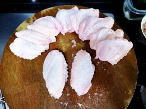 鸡翅洗净，拆去骨头