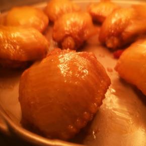 刷上蜜糖，温度调至235度，烤至金黄，另一面同样处理