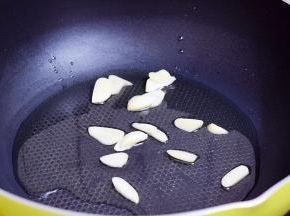 锅中倒入适量的食用油烧热，放入蒜片爆香