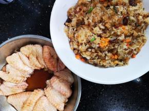 炒好的糯米饭备用，炒糯米饭请参考我的另一个帖子。