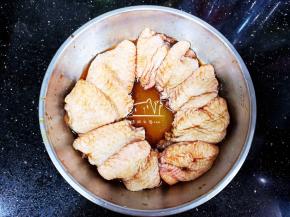 去骨的鸡翅用玫瑰露、胡椒粉、豉油、糖腌制2个小时。