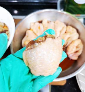 取一团糯米饭塞进鸡翅中