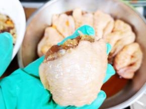 取一团糯米饭塞进鸡翅中