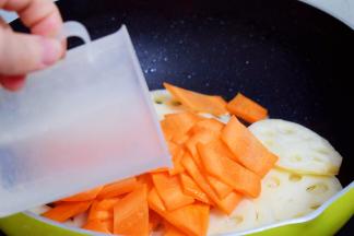 边炒边加入少许清水，翻炒至断生