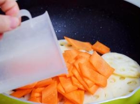 边炒边加入少许清水，翻炒至断生