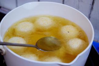 小火炸至浮出来，再用勺子压回锅底再松开，以此不停的操作