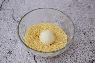 再放入白芝麻滚一圈