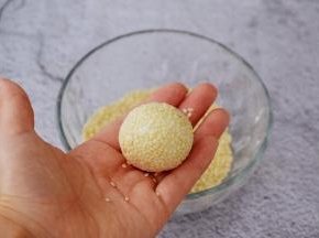 再用手揉一下，按紧