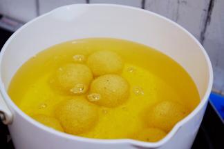 锅中倒入适量的食用油烧至7-8成热，放入麻团生胚
