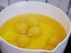 锅中倒入适量的食用油烧至7-8成热，放入麻团生胚
