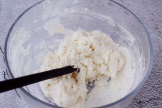 再把化开的糖水边倒入糯米粉边用筷子搅拌至无干粉。