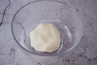 再手揉成光滑的面团