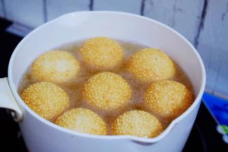 直至麻团变成金黄色，麻团象要被撑即可，这样炸出来的麻团才会空心