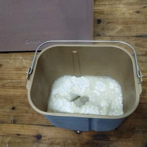 面粉，热水，盐放入面包桶里，天冷呐，偷懒