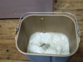 面粉，热水，盐放入面包桶里，天冷呐，偷懒
