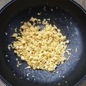 期间我们把鸡蛋打散，热锅油温两成热，下鸡蛋液，边炒边用筷子划散成小颗粒，彻底放凉备用。