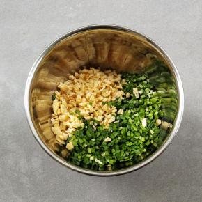 把洗净晾干水份的韭菜切成沫，和鸡蛋一起放入碗中。