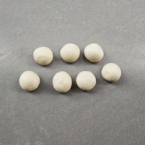 面团分成小份，大小随意。