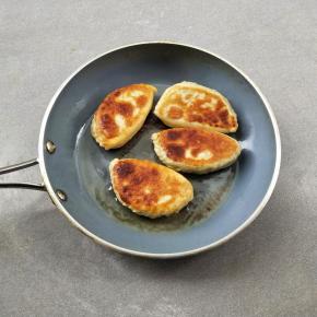 盖上锅盖继续煎两分钟，待两面都出现鼓包即可