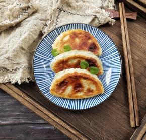 皮薄馅厚，喷香诱人的韭菜盒子就做好啦。