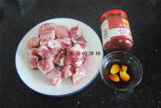 准备好食材，排骨我一般都买一字排，孩子喜欢，口感也很好，蒸肉类用米酒会更醇香。