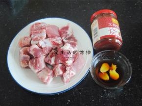 准备好食材，排骨我一般都买一字排，孩子喜欢，口感也很好，蒸肉类用米酒会更醇香。