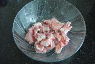 将排骨洗净沥干水分放进大盆里面，倒入米酒抓匀