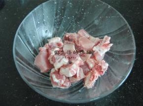 将排骨洗净沥干水分放进大盆里面，倒入米酒抓匀