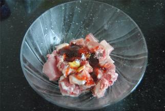 再倒入酱油，叉烧酱和盐，姜片，抓匀后盖上保鲜膜腌制2小时。