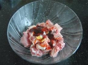 再倒入酱油，叉烧酱和盐，姜片，抓匀后盖上保鲜膜腌制2小时。