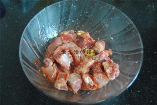 半途可以给排骨翻翻身，让排骨腌制得更加入味。