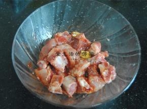 半途可以给排骨翻翻身，让排骨腌制得更加入味。