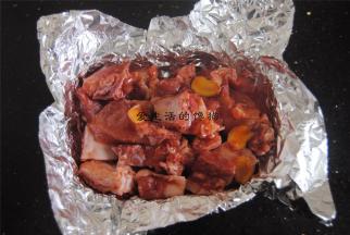 碗里放入锡纸，将排骨放进碗里，也可以用保鲜膜盖住来蒸，防止水汽进入。