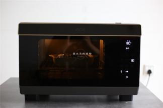 放进ACA蒸烤箱，180度高温蒸35分钟，要是没有蒸烤箱，可以用蒸锅，大火蒸35分钟。