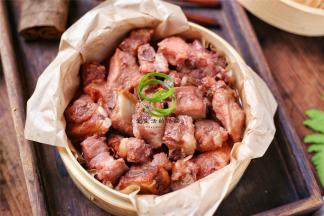 蒸好的排骨香极了，拿出来轻轻打开，里面鲜嫩的肉汁非常香浓清爽，完全不会带腥味，这可是宝贝，里面钙质相当丰富，千万别丢了，浇进饭里面，太下饭了。