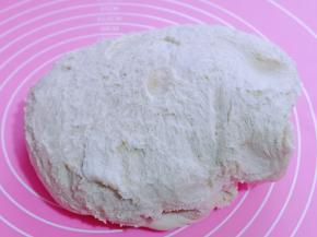 发酵好的面团是原来的两倍大，用手指摁一下不回缩，不塌陷即为发酵完成。将发酵好的面团分割等份的小面团，盖上保鲜膜松弛10分钟。