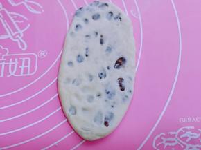 用擀面杖擀长舌状。