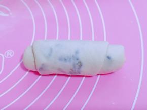 再由上往下卷起来，收口捏紧。