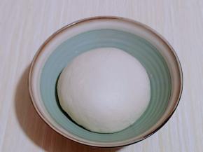 将牛奶微波炉加热30秒，将酵母粉倒入牛奶中化开，牛奶分次倒入面粉中，揉成面团，盖上湿布或保鲜膜进行发酵。(我是前一天晚上放冰箱发酵的，早上起来做早餐)