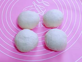 发酵好的面团分成四等份，揉圆，盖上保鲜膜松弛10分钟。