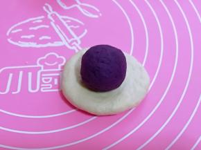 取一块面团，擀圆，包上紫薯，如包子手法包起来，收口朝下。