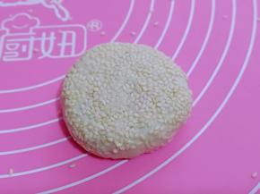 再裹上芝麻，用手掌心轻轻按扁即可。