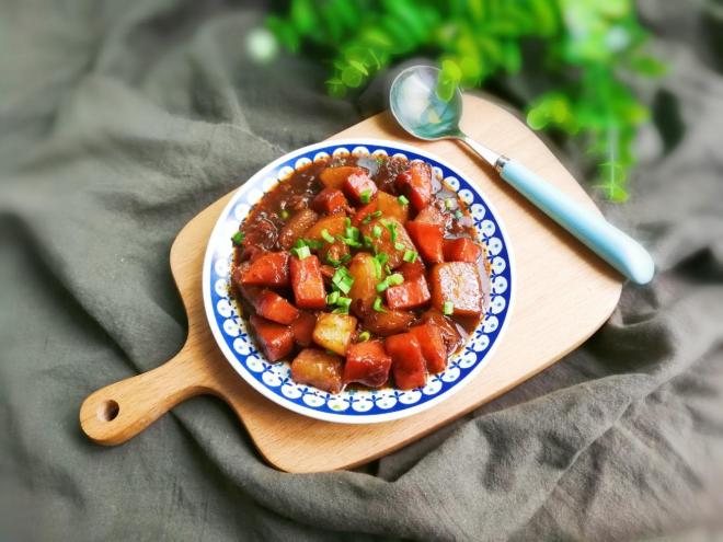 炸酱焖土豆萝卜