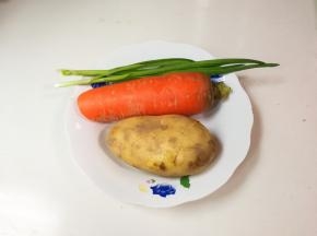 准备好土豆，胡萝卜，青蒜