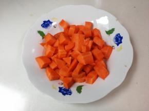 胡萝卜去皮切成丁