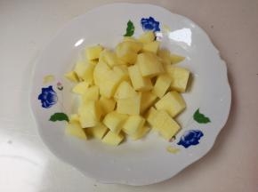 土豆削去皮切成丁